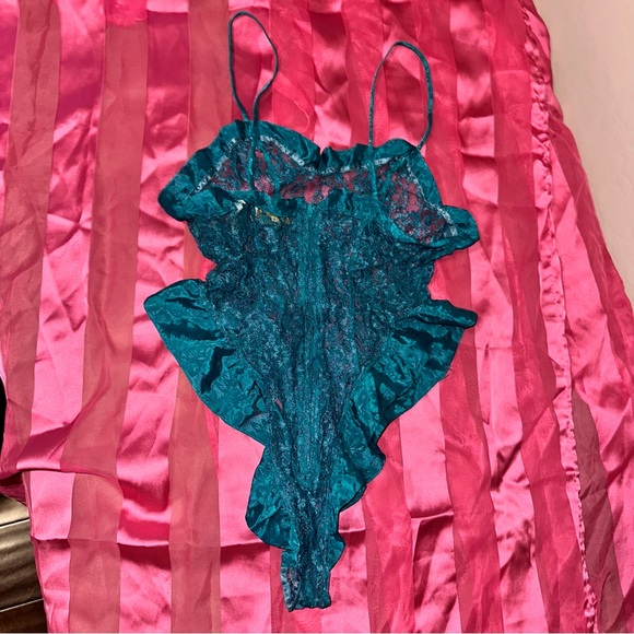 Vintage Victoria’s Secret Gold Label Completely Lace Elegant Ruffle Bodysuit - Picture 6 of 16